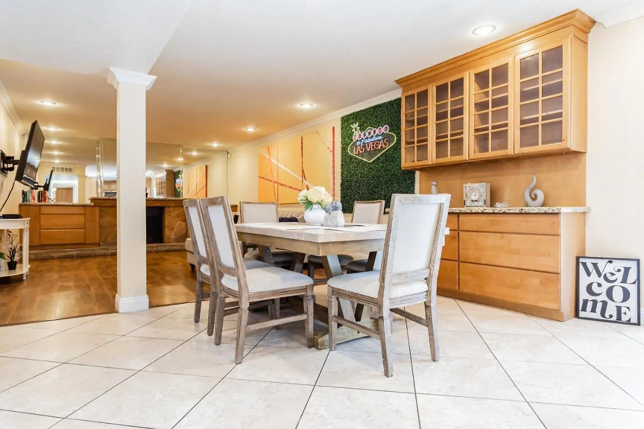 Spacious 5-Bedroom Retreat With Pool Minutes From The Las Vegas Strip Holiday home