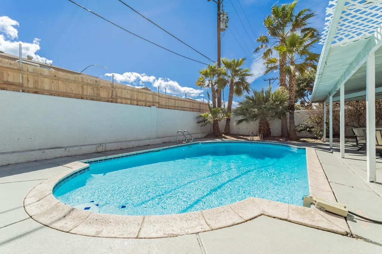 Spacious 5-Bedroom Retreat With Pool Minutes From The Las Vegas Strip Holiday home