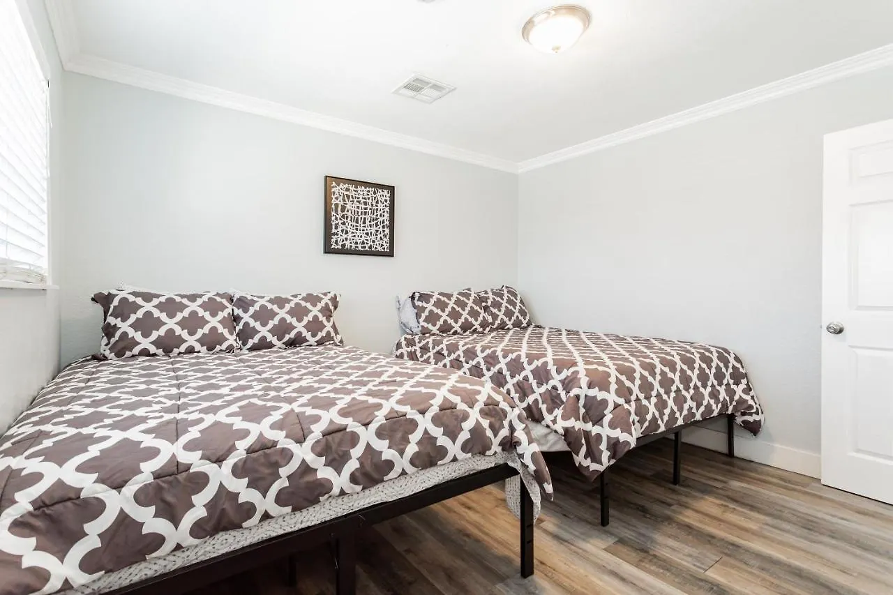 Spacious 5-Bedroom Retreat With Pool Minutes From The Las Vegas Strip