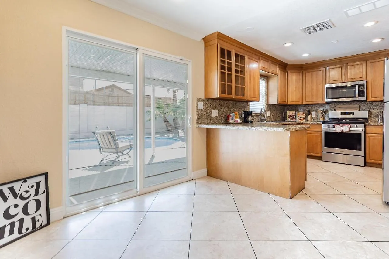 Spacious 5-Bedroom Retreat With Pool Minutes From The Las Vegas Strip 0*,