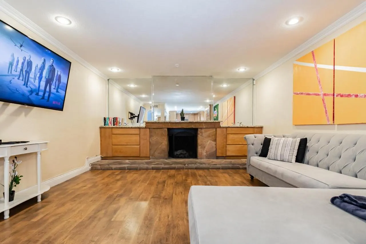 Spacious 5-Bedroom Retreat With Pool Minutes From The Las Vegas Strip Holiday home