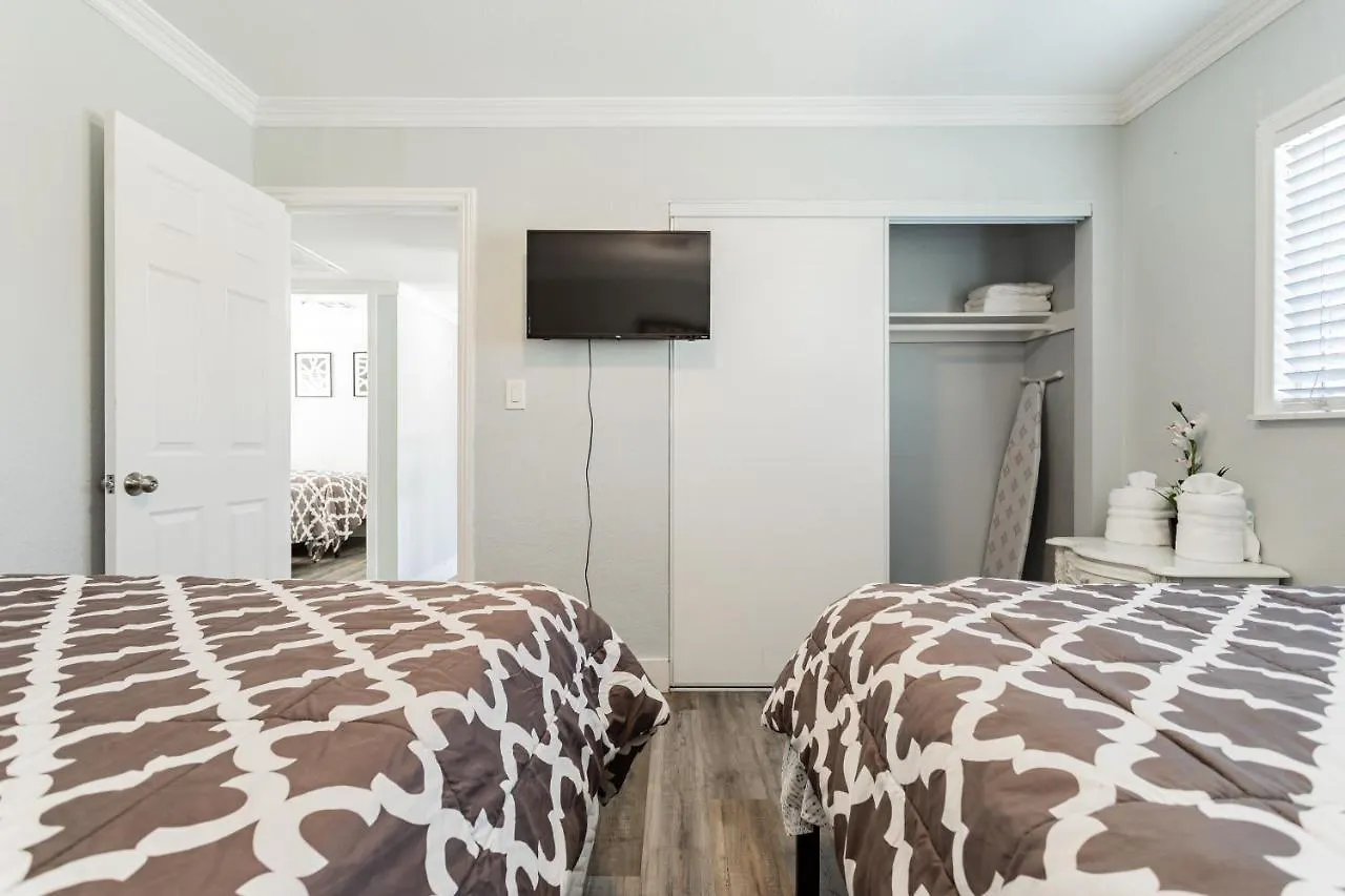Spacious 5-Bedroom Retreat With Pool Minutes From The Las Vegas Strip Σπίτι διακοπών