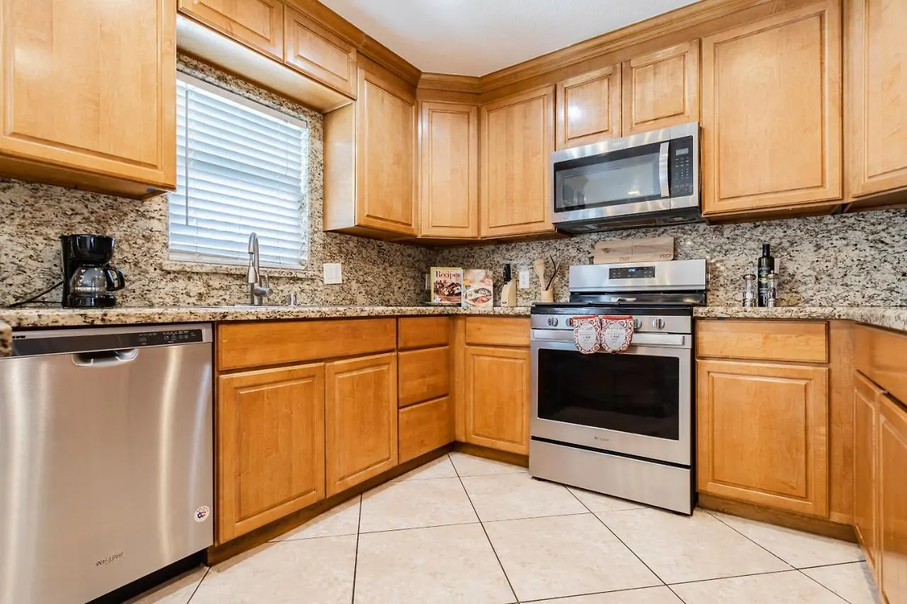 Spacious 5-Bedroom Retreat With Pool Minutes From The Las Vegas Strip 0*,